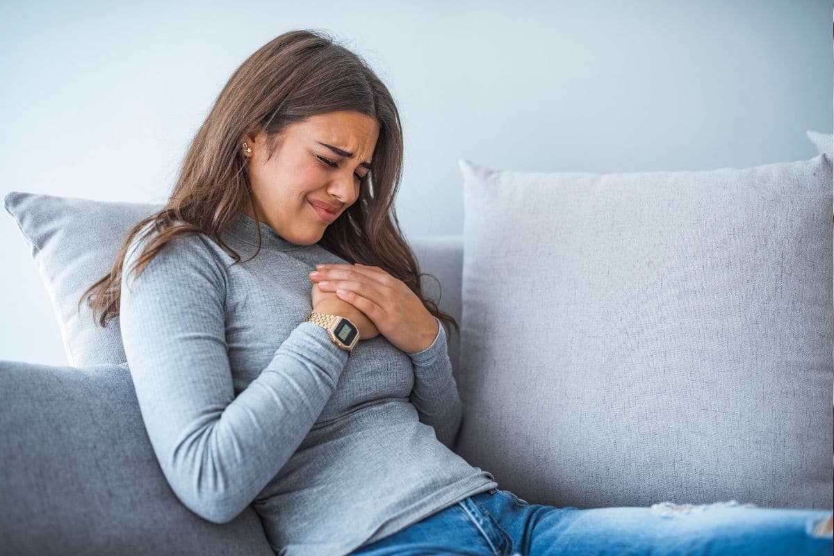 Sensazione Di Vuoto Al Petto Ansia Dolore al petto da ansia: come riconoscerlo e come calmarlo